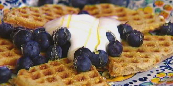 Рецепт вафель с ягодами, медом и взбитыми сливками