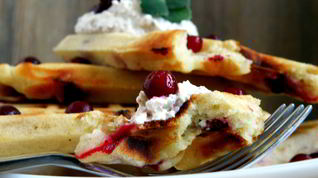 Рецепт Венских вафель с брусникой на кукурузной муке