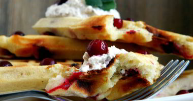 Рецепт Венских вафель с брусникой на кукурузной муке