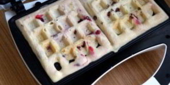 Рецепт венских вафель с брусникой на кукурузной муке