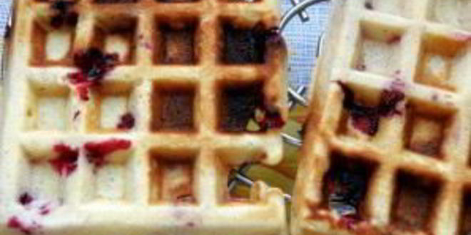 Рецепт венских вафель с брусникой на кукурузной муке