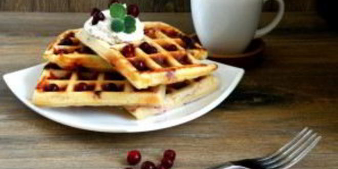 Рецепт венских вафель с брусникой на кукурузной муке