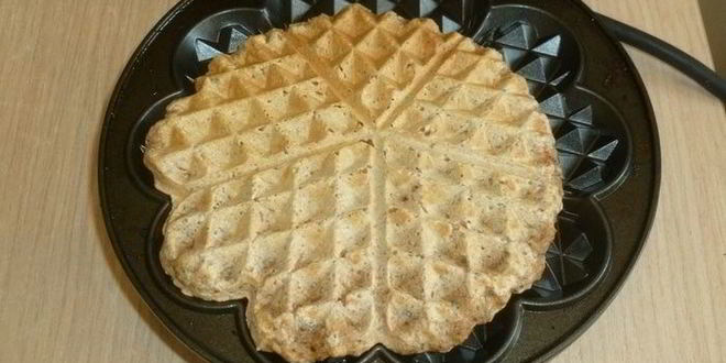 Рецепт закусочных вафель с аджикой