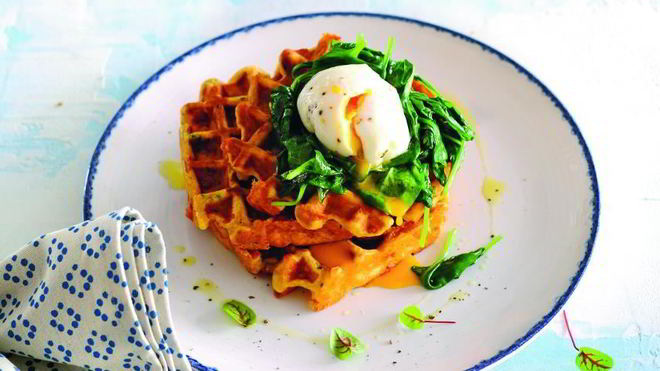 Рецепт зеленых сырных вафель со шпинатом и яйцом-пашот