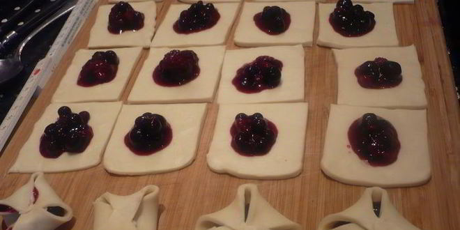Рецепт ягодных конвертиков из особого слоеного теста