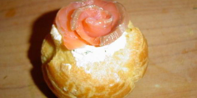 Рецепт профитролей с красной рыбой