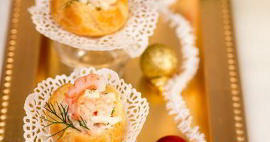 Рецепт Закусочных профитролей с салатом из креветок и крабовых палочек