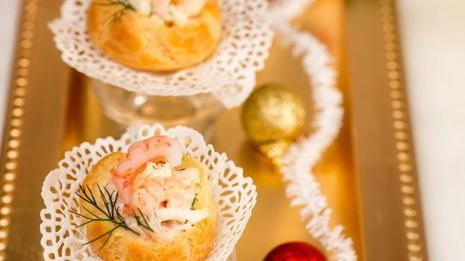 Рецепт закусочных профитролей с салатом из креветок и крабовых палочек