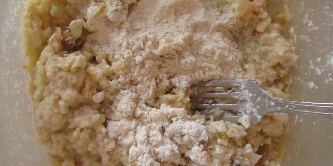 Рецепт яблочной запеканки с изюмом на пару