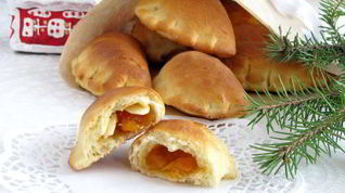 Рецепт Булочек с абрикосовым джемом и миндальными лепестками