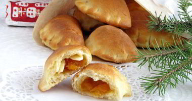 Рецепт Булочек с абрикосовым джемом и миндальными лепестками