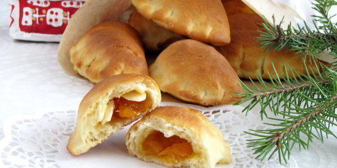 Рецепт Булочек с абрикосовым джемом и миндальными лепестками