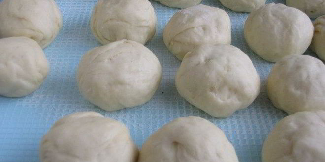 Рецепт булочек с абрикосовым джемом и миндальными лепестками