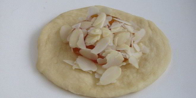 Рецепт булочек с абрикосовым джемом и миндальными лепестками