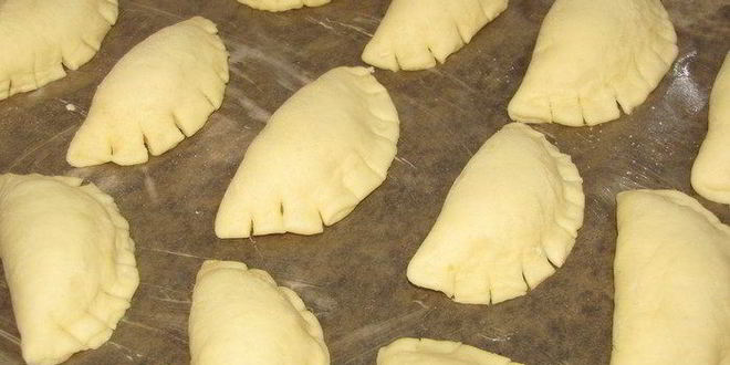 Рецепт булочек с абрикосовым джемом и миндальными лепестками