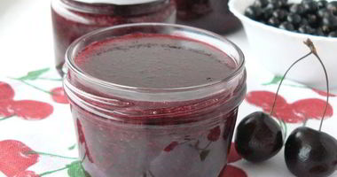 Рецепт Джема из черной смородины с вишней и яблоком