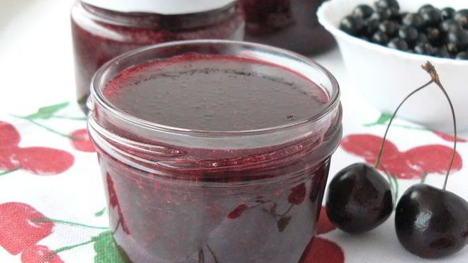 Рецепт джема из черной смородины с вишней и яблоком