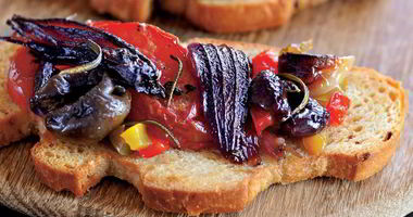 Рецепт Брускетт с компотом из красного лука и овощей