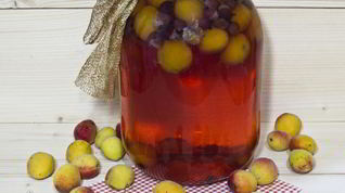 Рецепт Компота из абрикосов и черной смородины на зиму