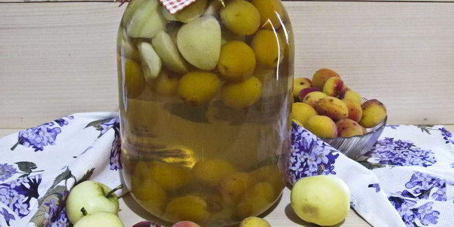 Рецепт Компота из абрикосов и яблок на зиму