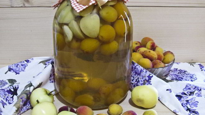 Рецепт компота из абрикосов и яблок на зиму
