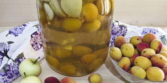 Рецепт компота из абрикосов и яблок на зиму
