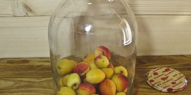 Рецепт компота из абрикосов и яблок на зиму