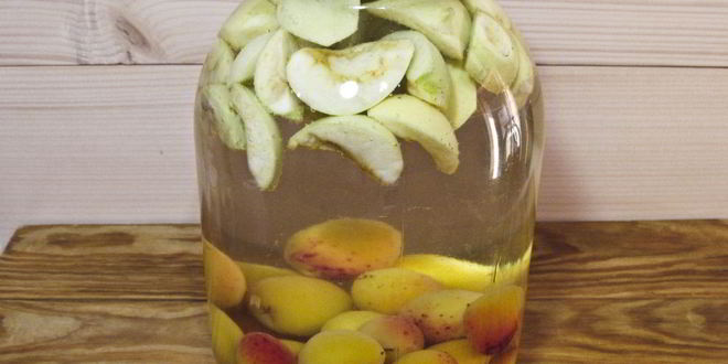 Рецепт компота из абрикосов и яблок на зиму