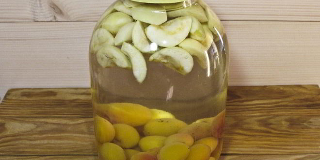 Рецепт компота из абрикосов и яблок на зиму