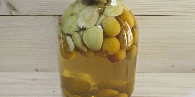 Рецепт компота из абрикосов и яблок на зиму