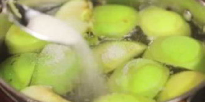 Рецепт компота из слив и яблок