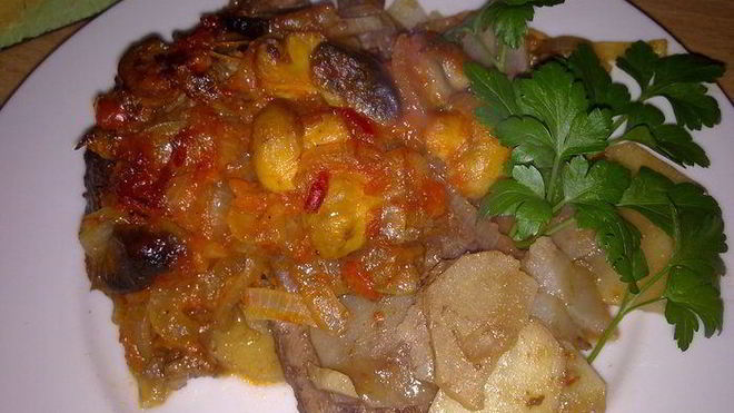 Рецепт баранины, запеченой под острым соусом из лечо