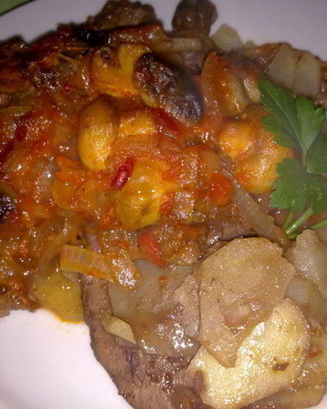 Рецепт баранины, запеченой под острым соусом из лечо