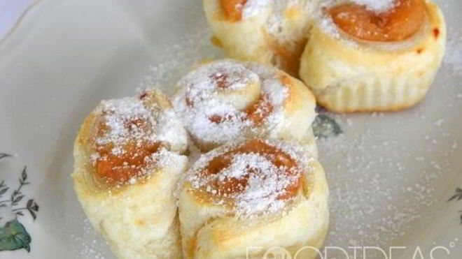 Рецепт булочек из слоеного теста с повидлом