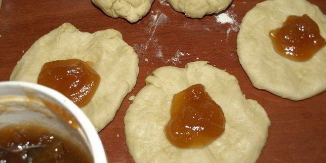 Рецепт булочек с яблочным повидлом