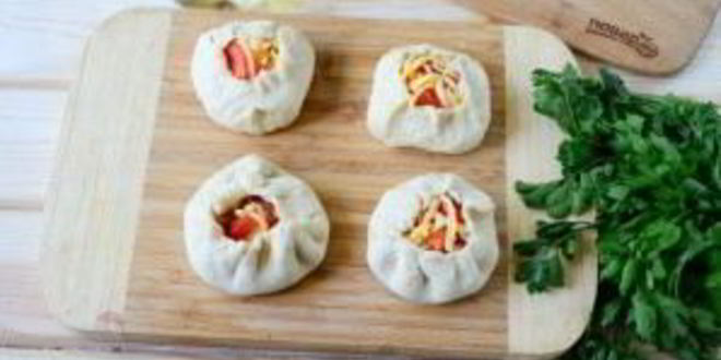 Рецепт беляшей с помидорами и сыром