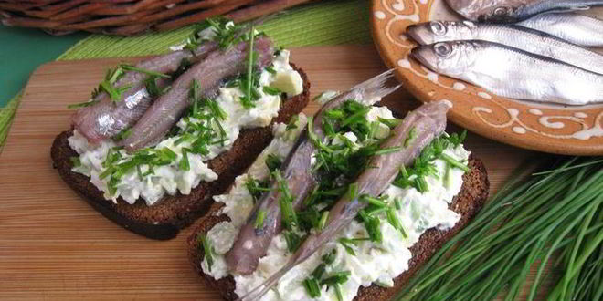 Рецепт брускетты гуакамоле с килькой на бородинском хлебе