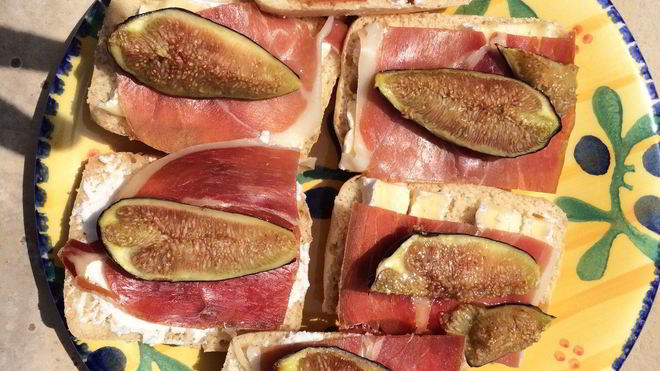 Рецепт брускетты по-провански с инжиром и лавандовым медом