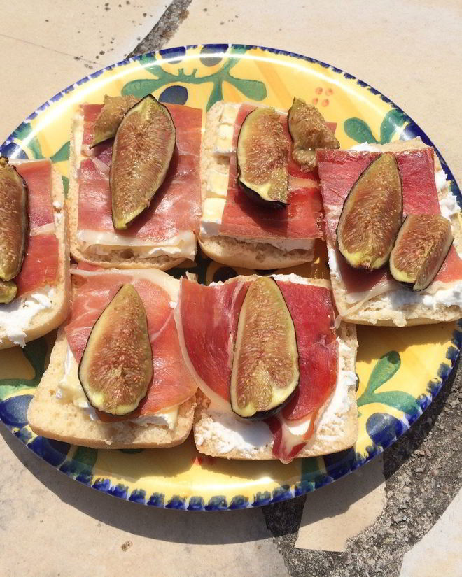 Рецепт брускетты по-провански с инжиром и лавандовым медом