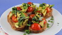 Рецепт Брускетты с авокадо и томатами черри