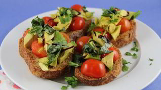 Рецепт Брускетты с авокадо и томатами черри
