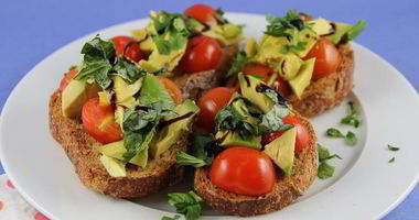 Рецепт Брускетты с авокадо и томатами черри