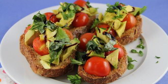 Рецепт брускетты с авокадо и томатами черри