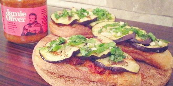 Рецепт Брускетты с баклажанами, мятой и топпингом