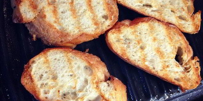 Рецепт брускетты с баклажанами, мятой и топпингом