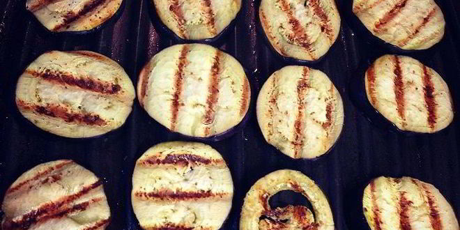 Рецепт брускетты с баклажанами, мятой и топпингом