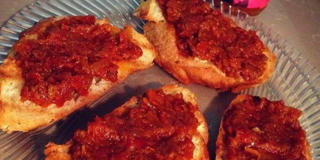 Рецепт брускетты с баклажанами, мятой и топпингом