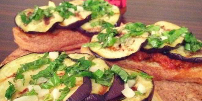 Рецепт брускетты с баклажанами, мятой и топпингом