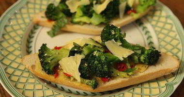 Рецепт Брускетты с брокколи, чили и чесноком