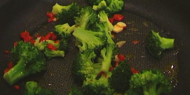 Рецепт брускетты с брокколи, чили и чесноком